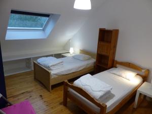 two beds in a small room with a window at Maison familiale Villa Eolie, 10mn de la mer en voiture in Tregueux +36 photos