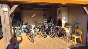 a group of bikes parked in a garage at La maison du pont du gué in Bourgueil