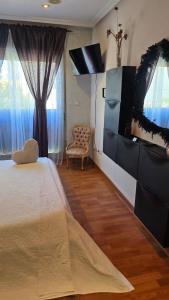 ein Schlafzimmer mit Bett, Stuhl und Fenstern in der Unterkunft De paso in Albatera