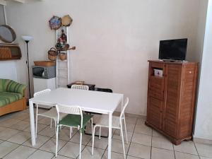 a living room with a white table and chairs at Appartamento in Centro casa vacanza in Scicli +35 photos