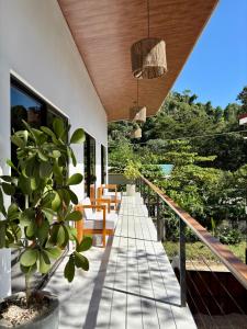 a balcony of a house with a table and chairs at Encantador Loft con Piscina 1 BDR in Santa Teresa Beach