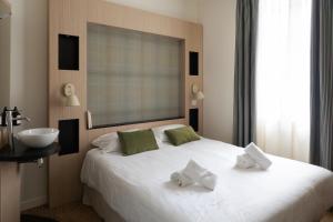 a bedroom with a large white bed and a sink at Marnie House in Le Touquet-Paris-Plage