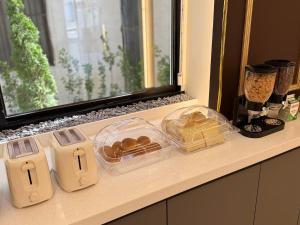 a counter with containers of food on a window sill at 호텔 꿀밤스테이 in Sacheon