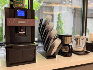 a coffee maker on a counter next to a mixer at 호텔 꿀밤스테이 in Sacheon +74 photos