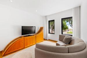 a living room with a couch and a tv at JB RiaMar l by Meditrust in Alvor