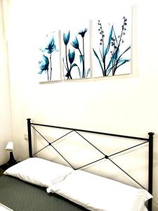 a bed with a black frame and a picture on the wall at Le Saliscalette in Norcia
