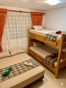 a room with two bunk beds and a window at La finca de dulce in Silvania