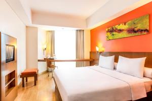 Kama o mga kama sa kuwarto sa Hotel Ibis Semarang Simpang Lima