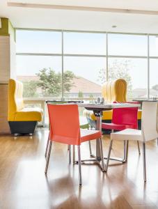 Een zitgedeelte bij Hotel Ibis Semarang Simpang Lima