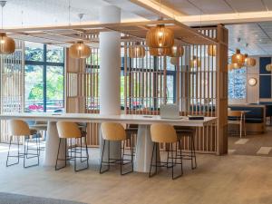 a lobby with a bar with stools at Novotel Marseille Centre Gare in Marseille