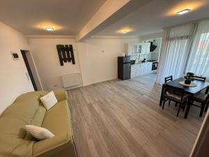 a living room with a couch and a table at Anais Flower in Târgu Neamț