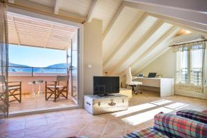 A television and/or entertainment centre at Villa Serenity