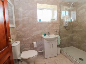 a bathroom with a toilet and a sink and a tub at Pearls Farm Two in Macclesfield +9 photos