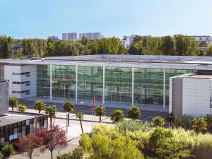 an office building with a lot of windows at ibis Styles Bordeaux Lac Bruges in Bordeaux