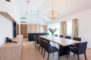 A kitchen or kitchenette at MÖRWALD Relais & Châteaux Hotel am Wagram