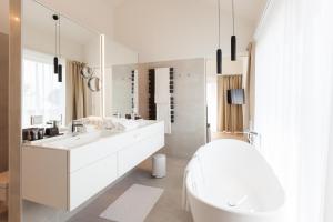 A bathroom at MÖRWALD Relais & Châteaux Hotel am Wagram Még 19 kép