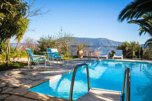 The swimming pool at or close to Villa Serenity