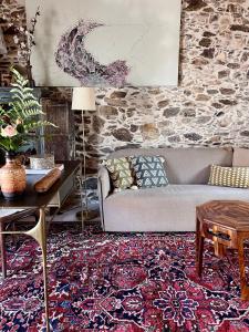 ein Wohnzimmer mit Sofa und Tisch in der Unterkunft Casa 5A - Refúgio Intimo e privado com design e pátio acolhedor in Oliveira do Mondego + 53 Fotos