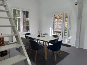 a dining room with a table and chairs at La Maisonnette de Fontaine - Au calme avec jardin in Fontaine-sous-Jouy