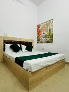 a large bed in a room with at Hotel park view in Bathinda