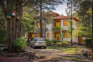 a car parked in front of a house at Blumenau Apart Hotel in Villa General Belgrano +32 photos