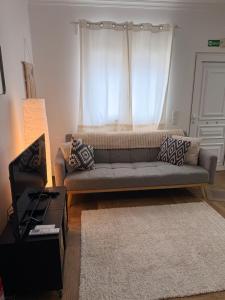 a living room with a couch and a window at A Janela do Cantinho in Reguengos de Monsaraz