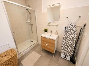 a bathroom with a sink and a shower at Appartement calme et spacieux, tout équipé in Saint-Quentin +7 photos