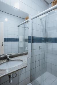 a bathroom with a glass shower and a sink at Hotel Nacional Service - Fácil acesso a Região da 44 e Rodoviária in Goiânia +83 photos