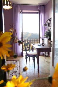 d'une salle à manger avec une table et une fenêtre. dans l'établissement La Casa Dei Ricordi, à Castino
