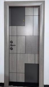 a stainless steel wall with a door in a room at Apartament Ultra-Central Rm Valcea in Râmnicu Vâlcea