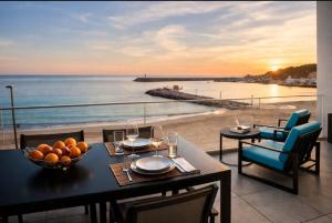 a dining room with a view of the ocean at Sonho de Sesimbra in Sesimbra