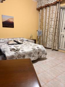 a bedroom with a bed and a table at Casa vacanza da Sandro in Priolo Gargallo