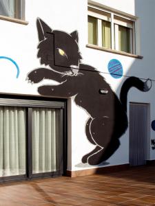 a mural of a cat on the side of a building at Cal Negri in Vilafranca del Penedès