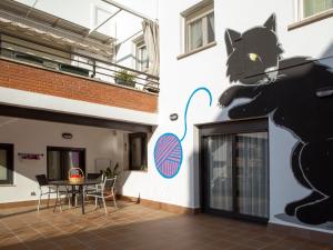 ein Wandbild einer Katze an der Seite eines Gebäudes in der Unterkunft Cal Negri in Vilafranca del Penedès