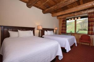 a bedroom with two beds and a window at Slopeside Hotel, A Vail Resorts Property in Champion +66 photos