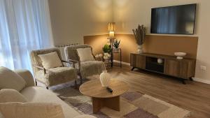 a living room with a couch and a tv at Liu' casa vacanze in Ortona