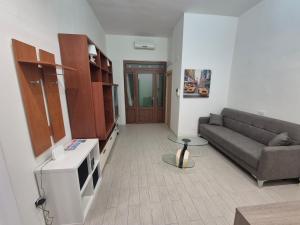 ein Wohnzimmer mit Sofa und Tisch in der Unterkunft desHouse in Molfetta