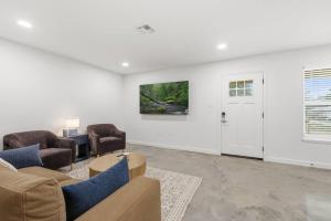 a living room with a couch and two chairs at Decantur Inn 3 King Bedrooms in Lafayette