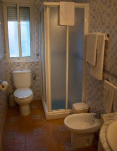 a bathroom with a toilet and a shower and a sink at La flor del cerezo in Piornal +29 photos