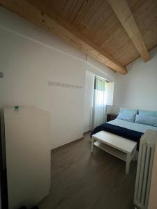 ein Schlafzimmer mit einem Bett und einem Tisch darin in der Unterkunft MH Vicende in San Massimo