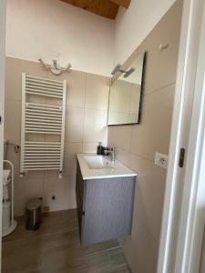 ein Badezimmer mit Waschbecken und Spiegel in der Unterkunft MH Vicende in San Massimo