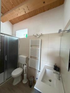 ein Badezimmer mit Toilette und Waschbecken in der Unterkunft MH Vicende in San Massimo + 1 Foto