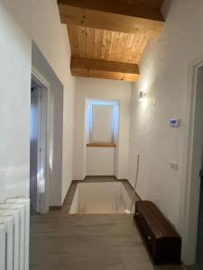 ein Zimmer mit weißer Wand und Holzdecke in der Unterkunft MH Vicende in San Massimo