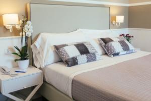 Łóżko lub łóżka w pokoju w obiekcie Hotel Ambassador