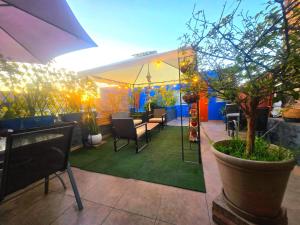 a patio with a table and chairs and an umbrella at Colonial San Lazaro Apart Hotel in Arequipa