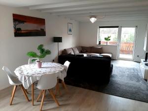 a living room with a couch and a table at Heide Nest Soltau in Soltau