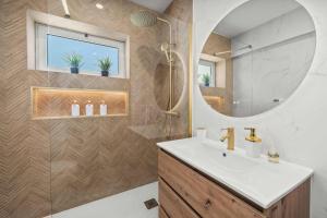 a bathroom with a sink and a mirror at Stylish & Sleek Flat near the Beach by HostWise in Armação de Pêra