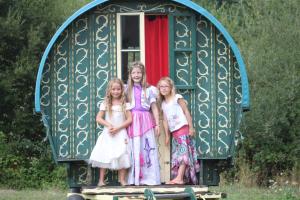 Familia alojada en La Roulotte de la Maison du Bonheur