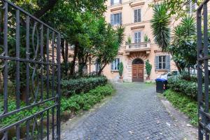 ローマにあるGarden Houseの私道付き建物前門