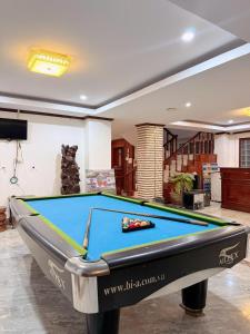 a pool table sitting in a living room with at Vangvieng Sisavang Mountain View Hotel in Vang Vieng